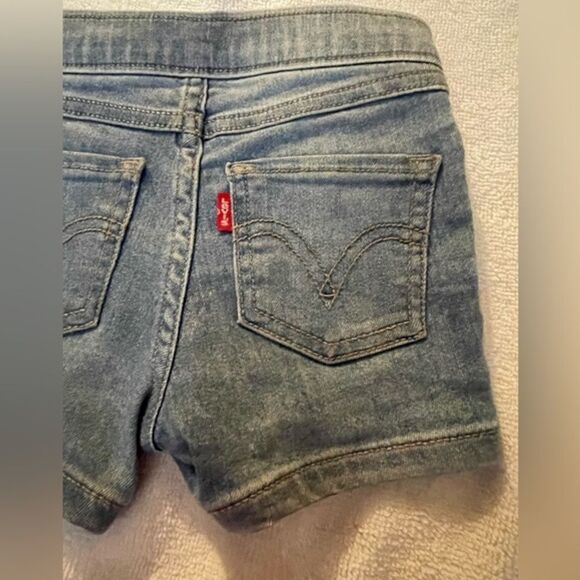 Levi’s 2T light wash 5-pocket belted zippered button closure blue denim shorts - Picture 5 of 10